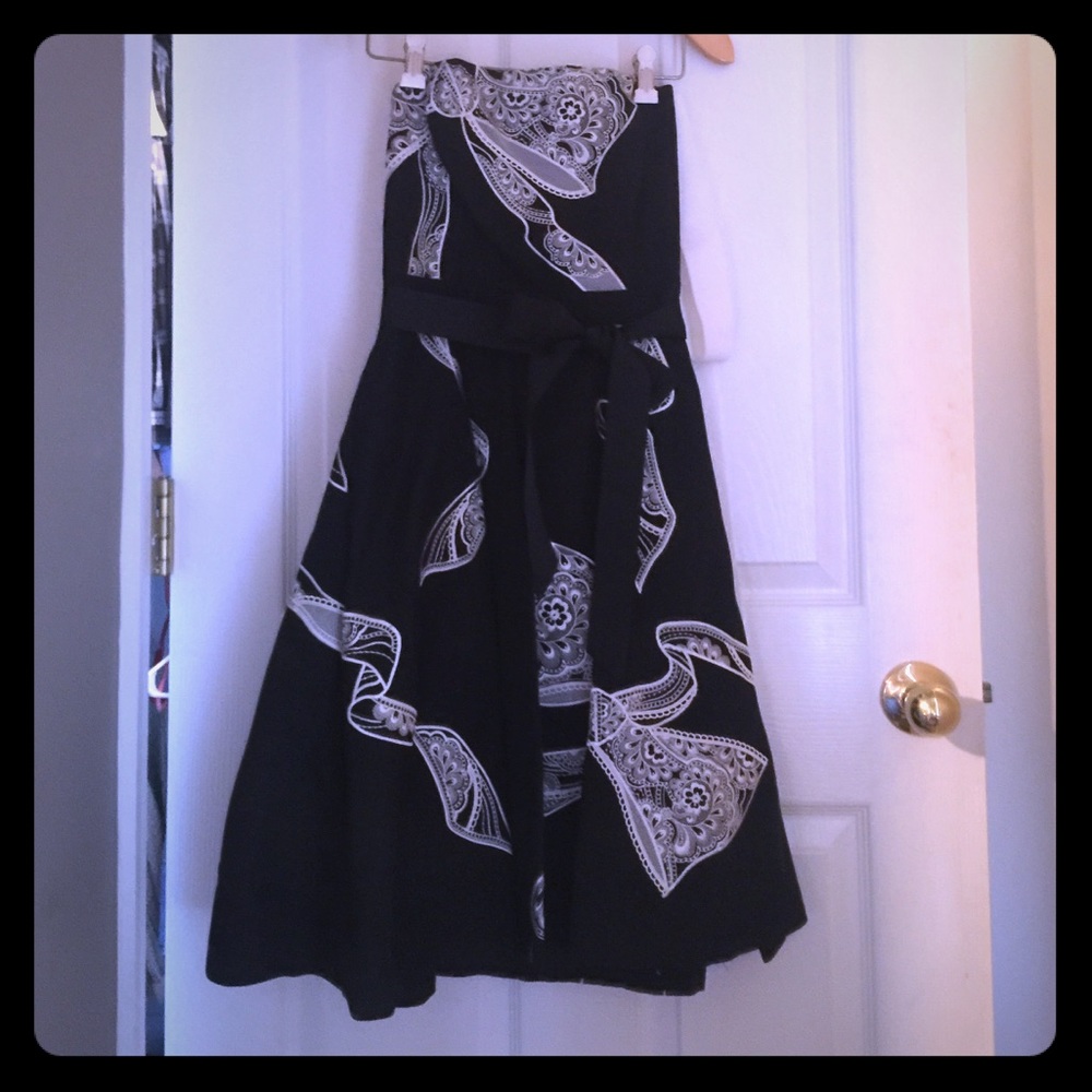 White House Black Market, black and white sash